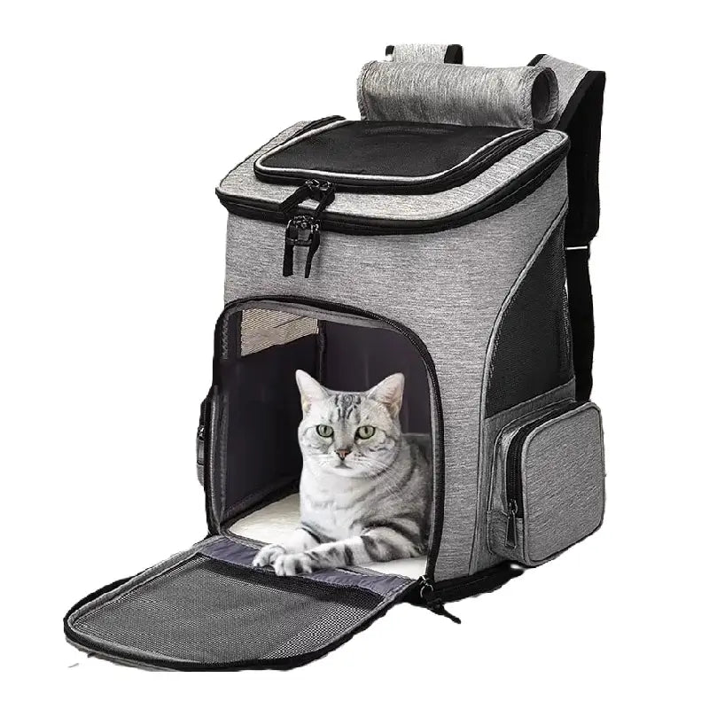 Sac à dos chat pliable avec chat gris à l’intérieur, vu de face, ouverture avant complètement déployée dans un environnement intérieur lumineux