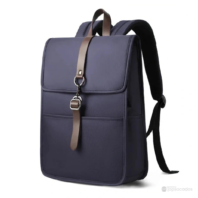 Sac à dos collège antivol fille bleu marine vu de trois-quarts, avec bretelles réglables, boucle métallique et grande poche frontale, sur fond blanc.