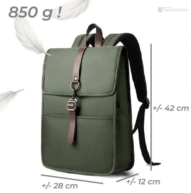 Sac à dos collège antivol fille vert avec dimensions indiquées : 42 cm de hauteur, 28 cm de largeur et 12 cm de profondeur, accompagné de plumes pour souligner sa légèreté de 850 g.