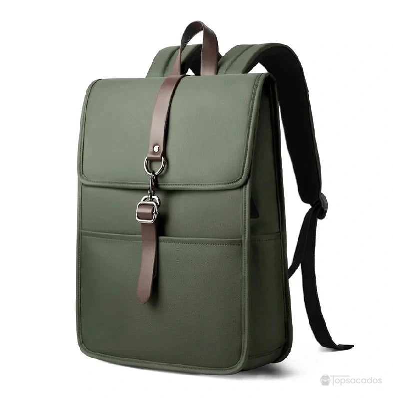 Sac à dos collège antivol fille vert présenté de trois-quarts avec bretelles épaisses, sur fond blanc.