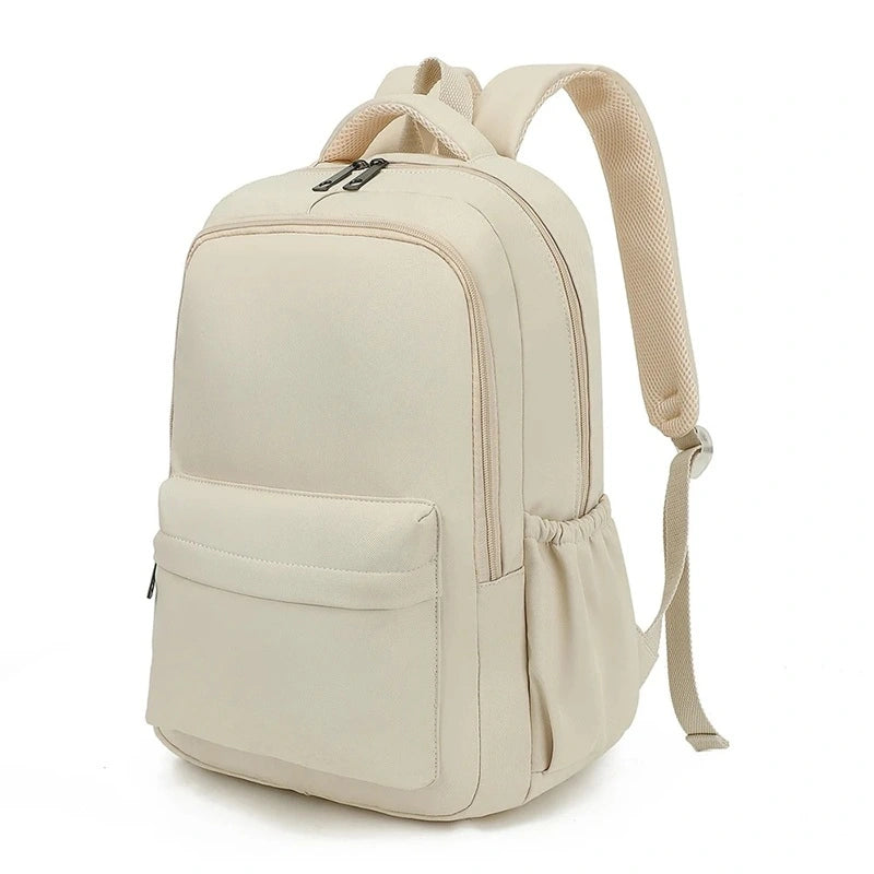Sac à dos collège beige minimaliste avec grande poche frontale et compartiment principal spacieux, présenté en studio sur fond blanc.