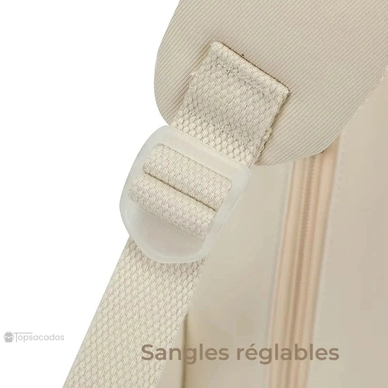 Sac à dos collège avec détail de sangle réglable solide et boucle en plastique résistante, vue rapprochée sur la finition.