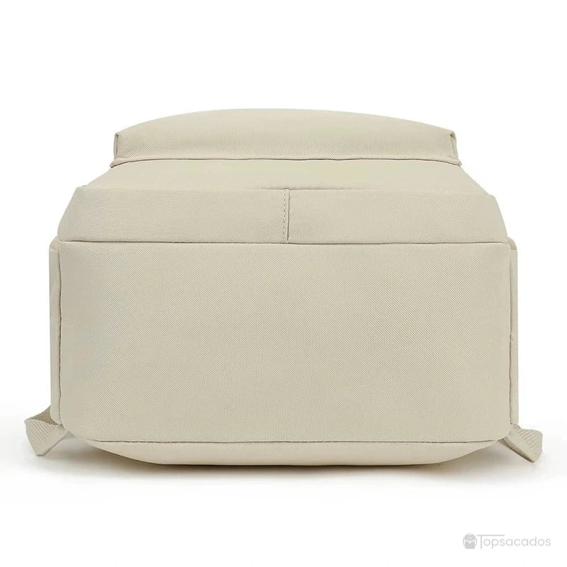 Sac à dos collège vu de dessous, mettant en évidence la base renforcée stable pour une meilleure durabilité.