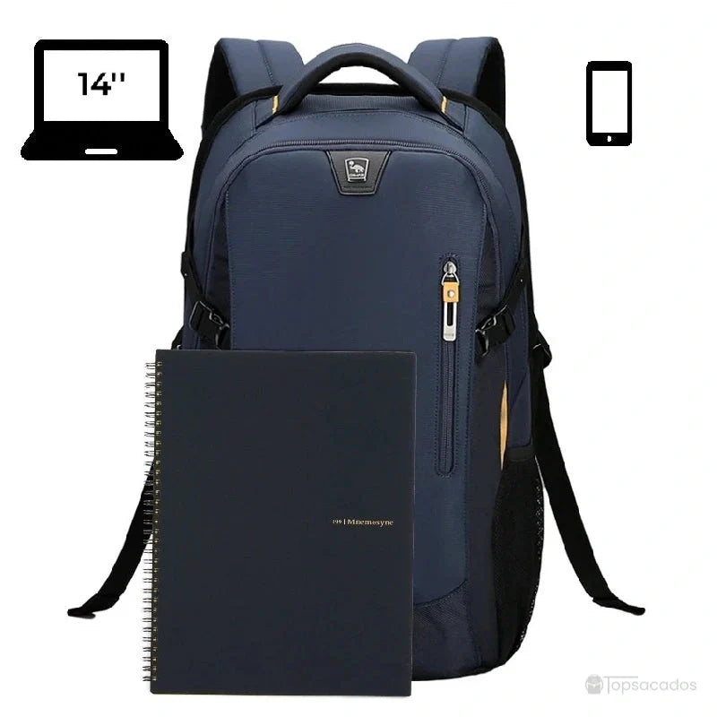 sac a dos college garcon bleu debout avec cahier noir et pictogrammes d’ordinateur portable et téléphone