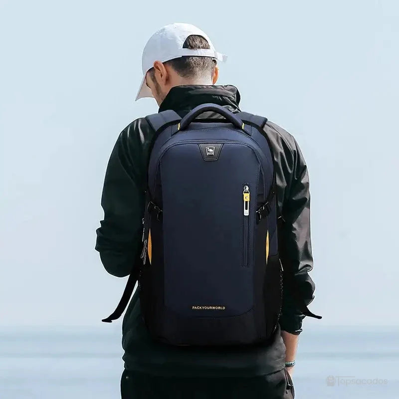 sac a dos college garcon porté par un adolescent de dos en extérieur face à la mer