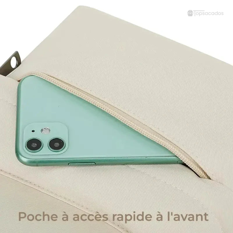 Sac à dos collège avec poche avant à accès rapide contenant un smartphone, idéal pour attraper ses objets en un geste.