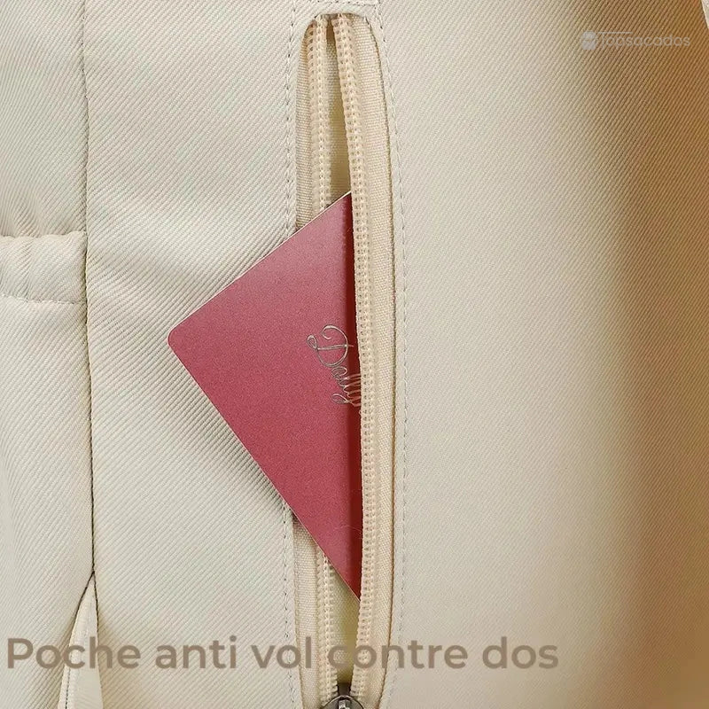 Sac à dos collège avec poche zippée anti-vol dissimulée au dos pour ranger carte ou papiers en toute sécurité.