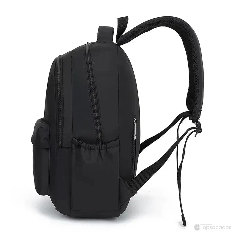 Sac à dos collège noir vu de profil, montrant les bretelles épaisses et les poches latérales spacieuses.