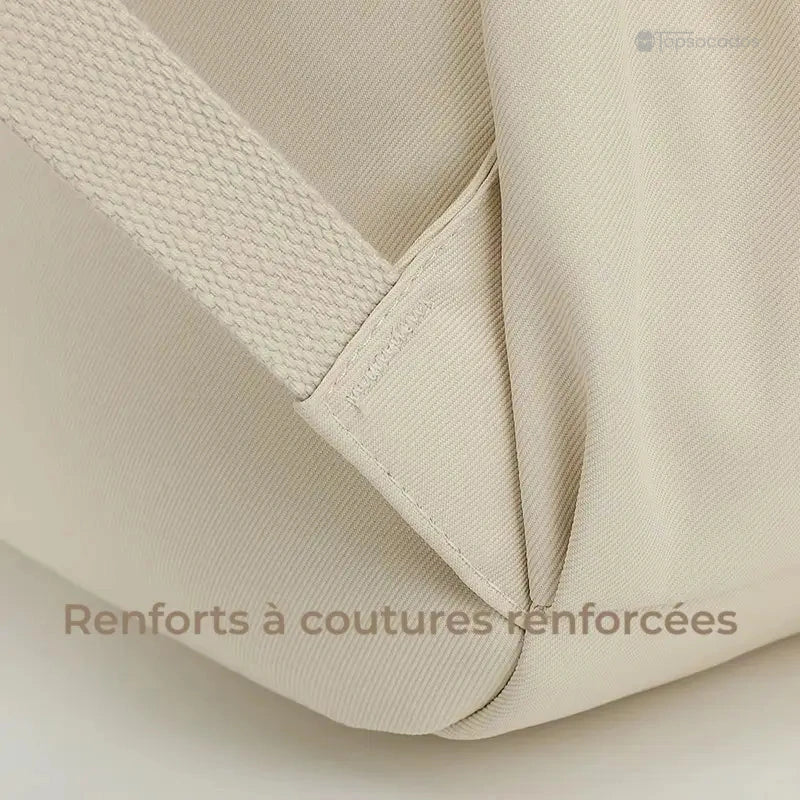 Sac à dos collège avec angle de sangle renforcé par couture solide pour une résistance accrue au quotidien.