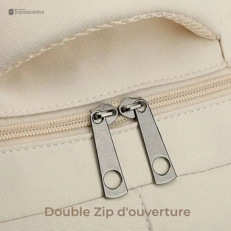Sac à dos collège doté d’un double zip métallique robuste pour une ouverture facile et sécurisée du compartiment principal.