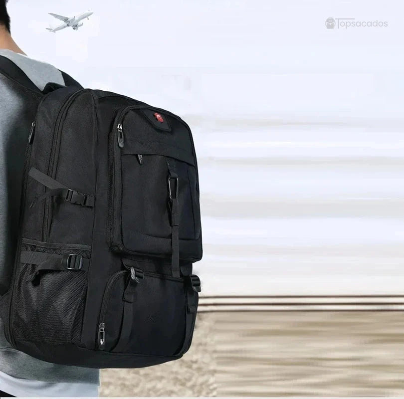 Sac à dos compartiment chaussure extensible porté par une personne en mouvement à l’aéroport avec un avion en arrière-plan