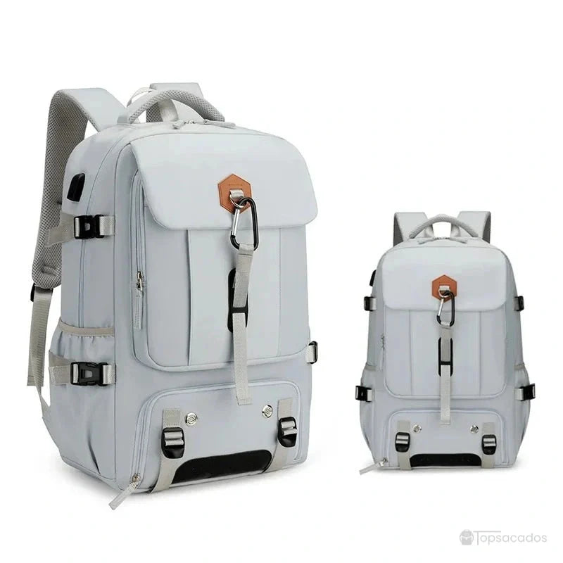 Sac à dos compartiment chaussure blanc et gris clair présenté en deux tailles côte à côte sur fond clair.