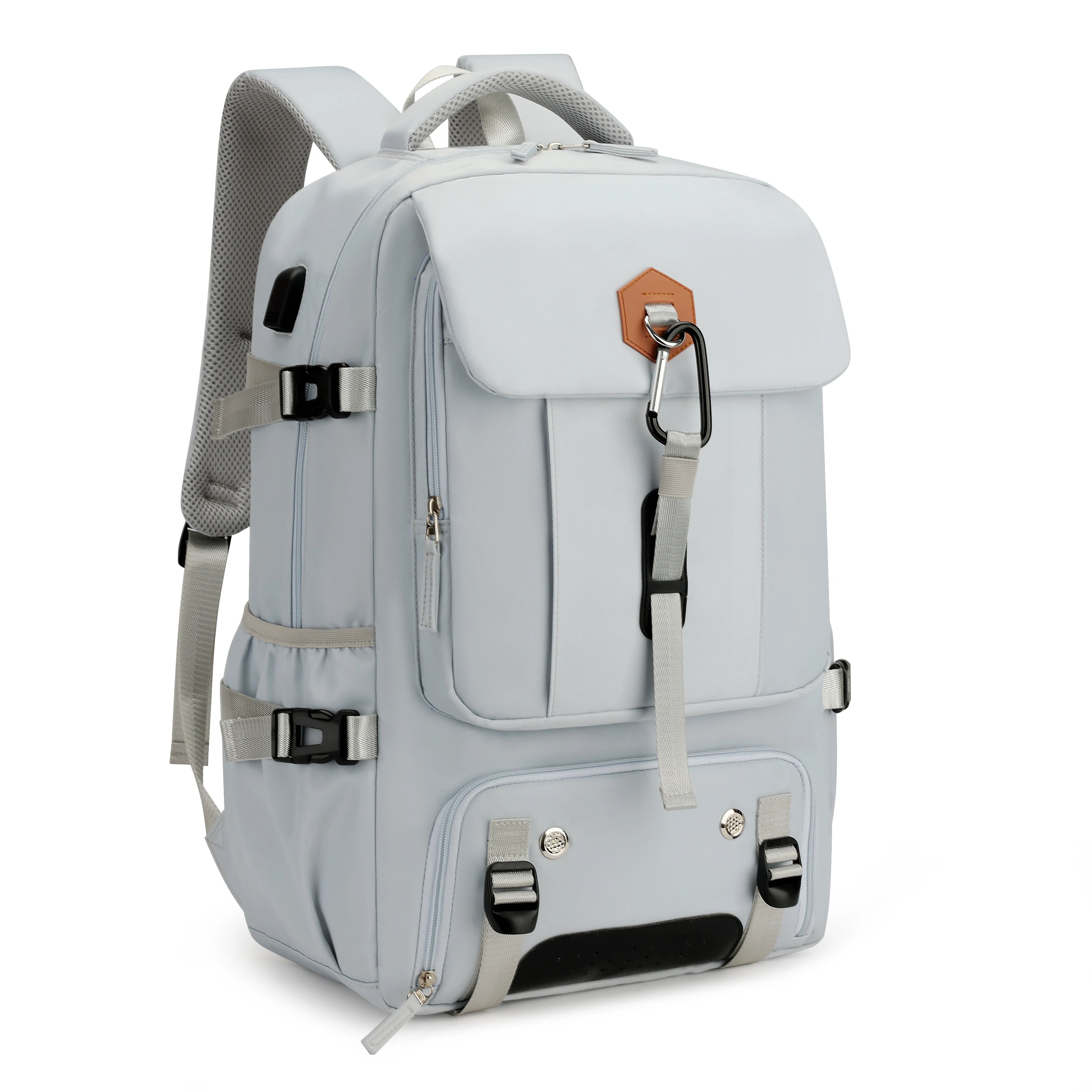 Sac à dos compartiment chaussure blanc et gris clair avec mousqueton noir et détails en cuir marron, sur fond blanc.