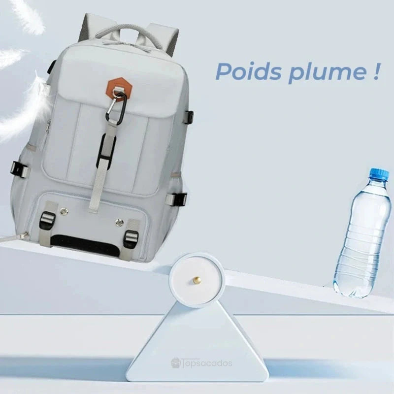 Sac à dos compartiment chaussure blanc posé sur une balance face à une bouteille d’eau, illustrant sa légèreté exceptionnelle.