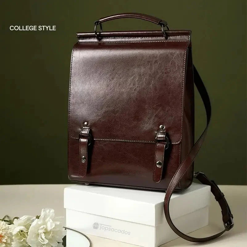 Sac à dos cuir Femme avec poche rabat – Présenté sur une boîte blanche, fond vert kaki avec fleurs blanches en décor pour un rendu élégant