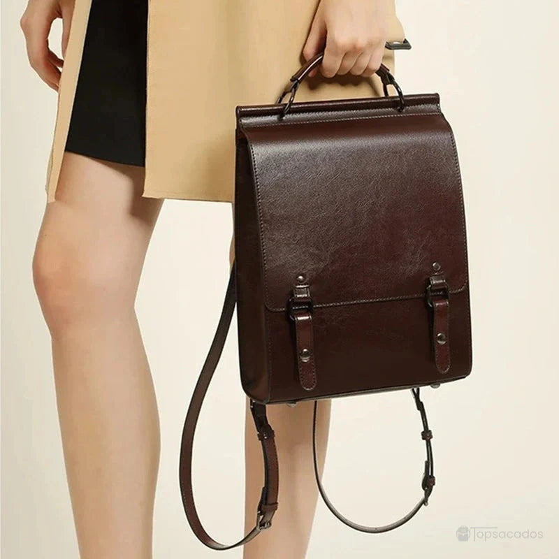Sac à dos cuir Femme avec rabat tenu à la main le long du corps par une femme habillée élégamment