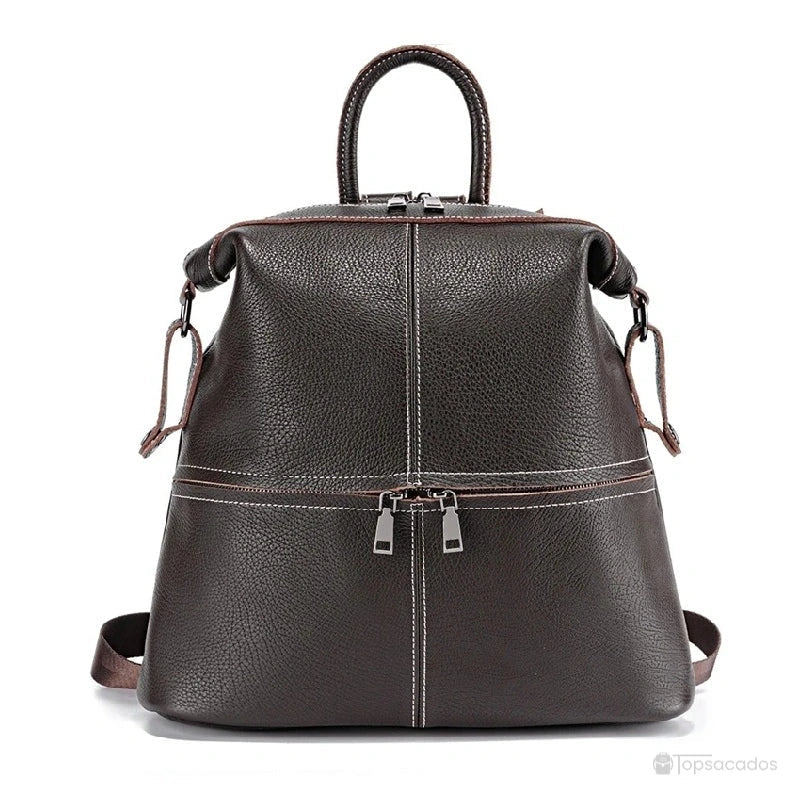 Sac à dos cuir femme en cuir brun café vu de face, couture blanche contrastante