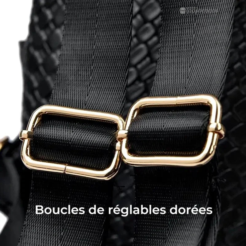 Sac à dos cuir femme noir avec boucles dorées réglables sur les bretelles en gros plan