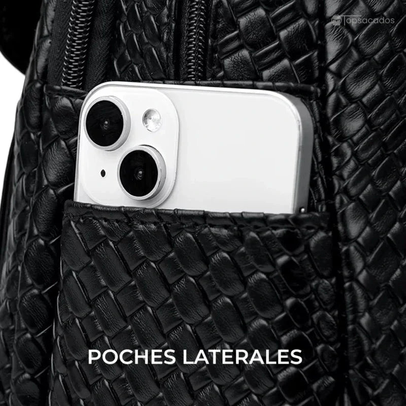 Sac à dos cuir femme noir avec smartphone rangé dans une poche latérale extérieure