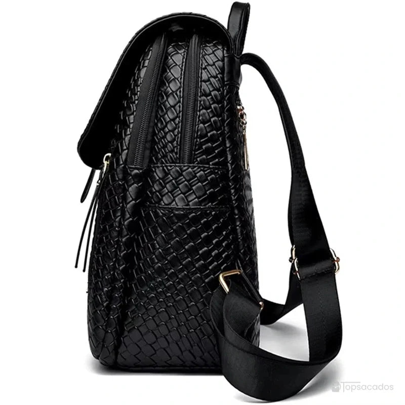 Sac à dos cuir femme noir vu de profil avec double fermeture zippée et bretelles réglables