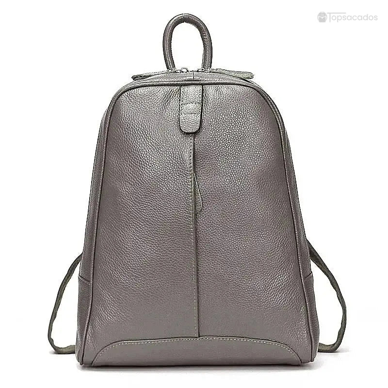 Sac à dos cuir femme tendance bronze métallisé, en cuir lisse et structuré, exposé sur fond blanc, effet moderne et raffiné.