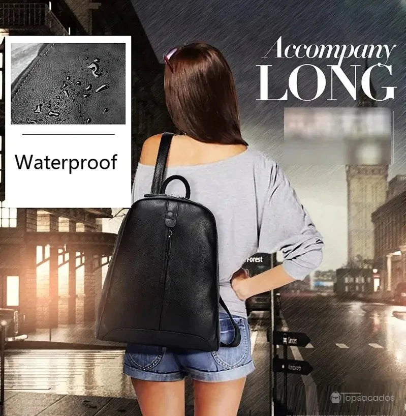 Sac à dos cuir femme tendance noir porté par une femme en ville sous la pluie, démonstration de l’effet waterproof.