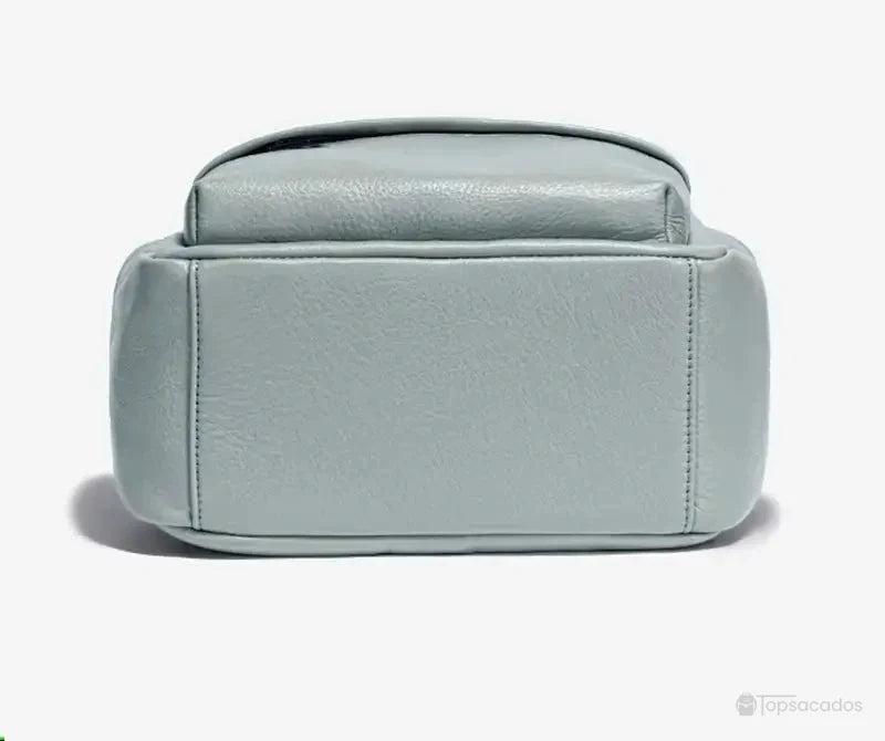 Sac à dos cuir femme vert clair vu de dessous, montrant une base renforcée en cuir pleine fleur légèrement texturé.