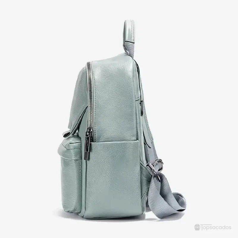 Sac à dos cuir femme vert clair vu de profil, mettant en avant la profondeur, la texture du cuir et la poche latérale.