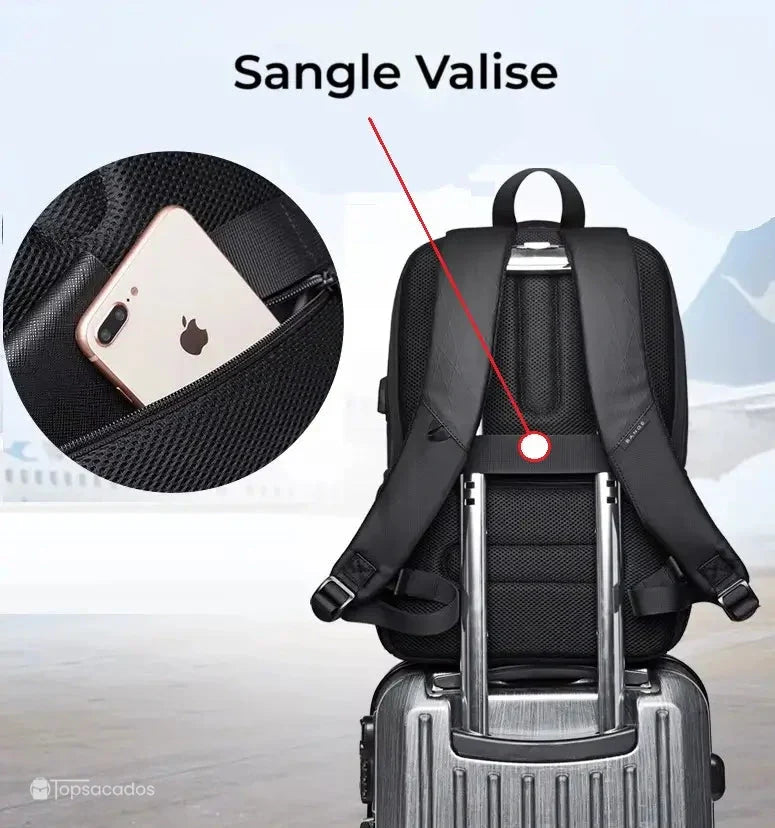 Sac à dos de cours fixé sur une valise cabine avec sangle arrière, aéroport en arrière-plan et téléphone dans la poche