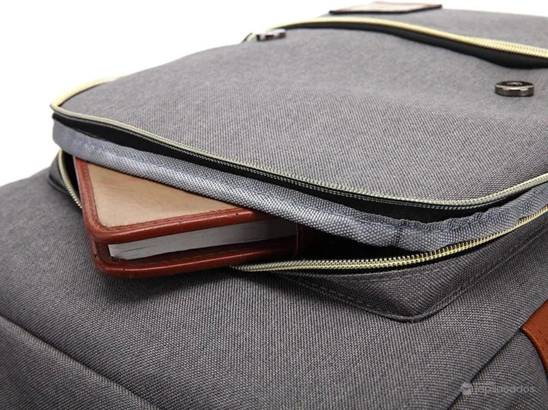 Sac à dos école fille poche frontale ouverte laissant apparaître des carnets