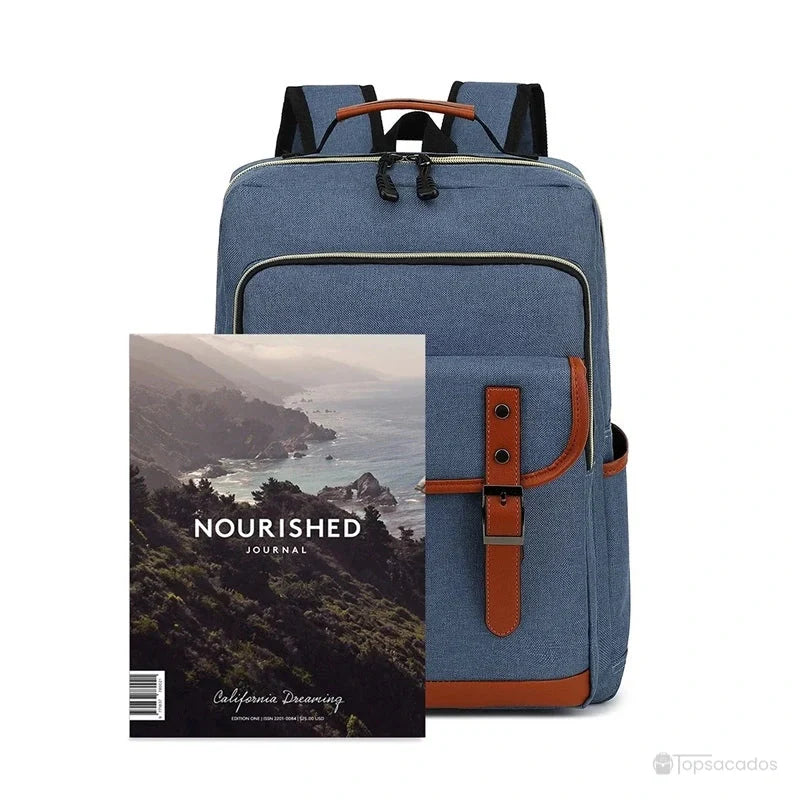 Sac à dos école garçon bleu clair comparé à un magazine A4 pour illustrer sa capacité, sur fond blanc.
