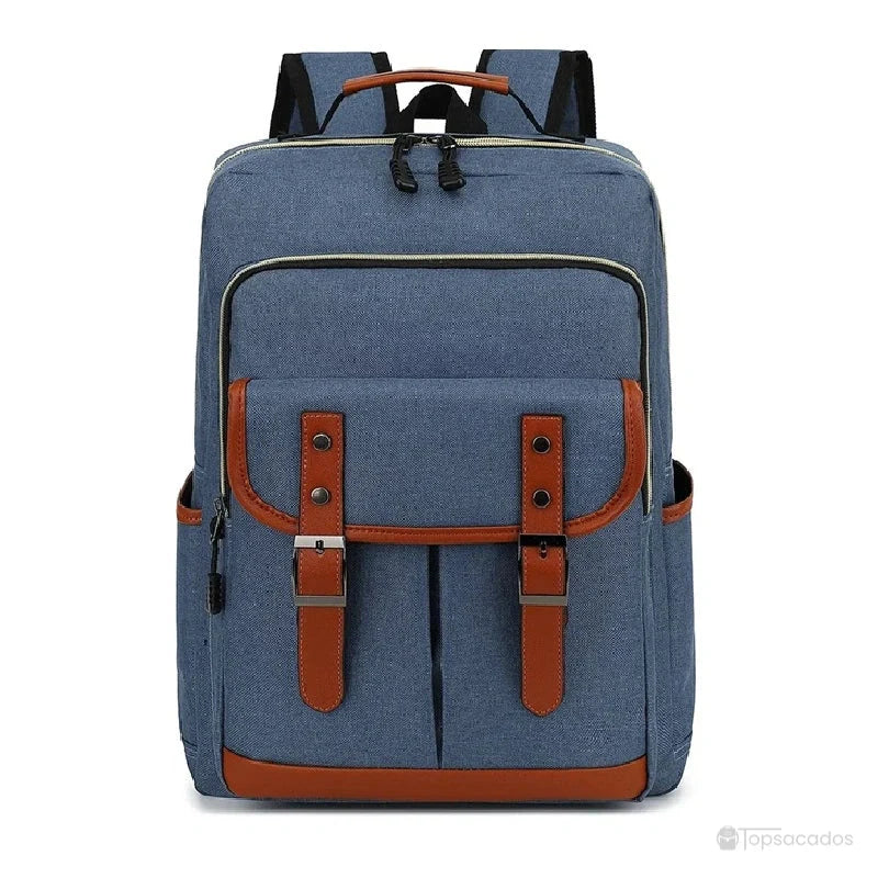 Sac à dos école garçon bleu clair avec deux poches avant à boucles décoratives, en position verticale.