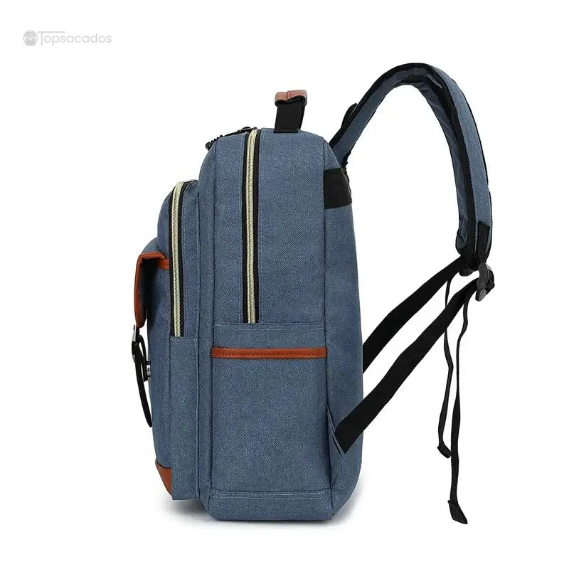 Sac à dos école garçon vu de profil, compartiments spacieux et lanières ajustables bien visibles.