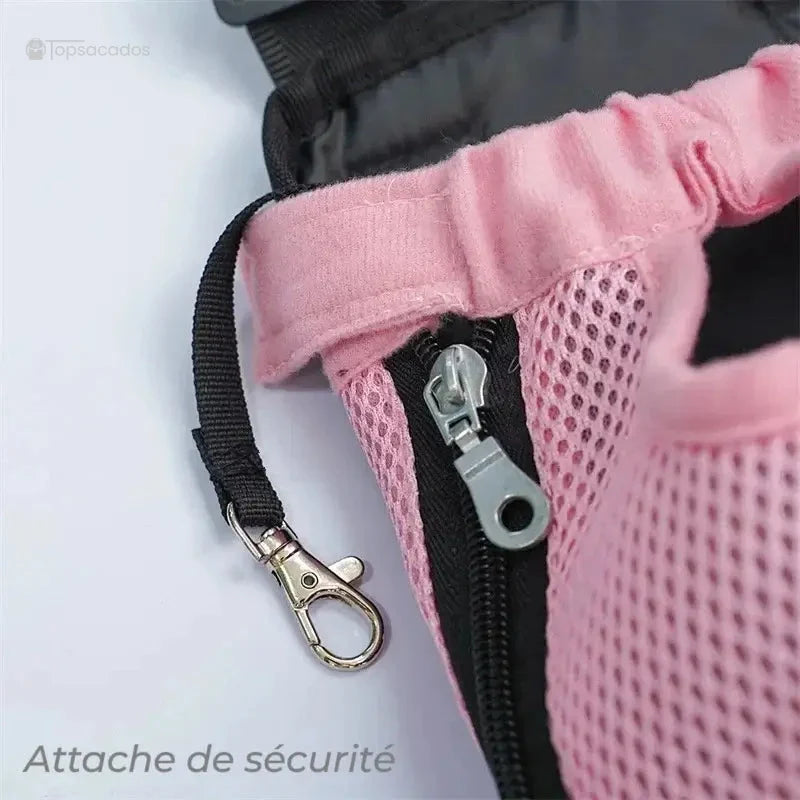 Sac à dos et ventral chat rose, gros plan sur l’attache de sécurité métallique et le zip latéral, sur fond blanc neutre.