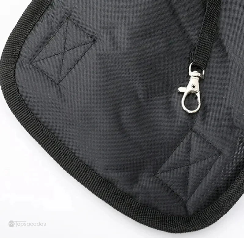 Sac à dos et ventral chat bleu, gros plan sur l’ouverture pour patte bordée de tissu doux et intérieur noir matelassé.