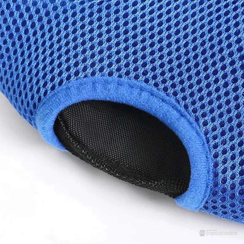 Sac à dos et ventral chat bleu, main tenant la fermeture velcro renforcée avec couture double, assurant un bon maintien.