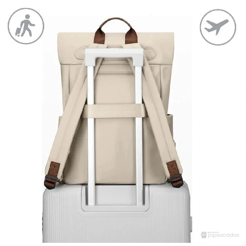 Sac à dos femme antivol accroché à une valise, idéal pour les voyages et déplacements aériens