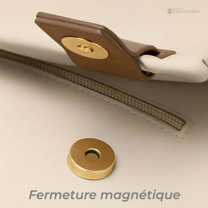 Sac à dos femme antivol doté d’un bouton magnétique doré pour une fermeture sécurisée