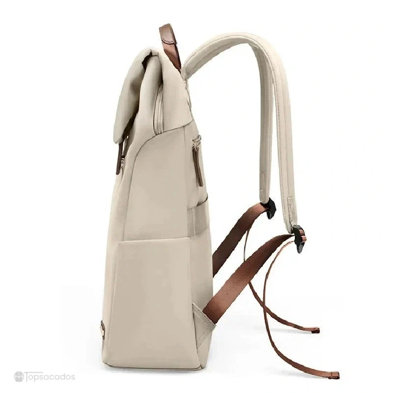 Sac à dos femme antivol vu de profil, avec poches latérales et bretelles ajustables