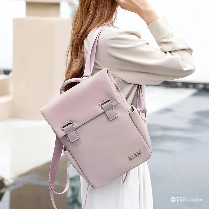 Sac à dos femme antivol porté sur l'épaule, idéal pour un usage urbain et élégant