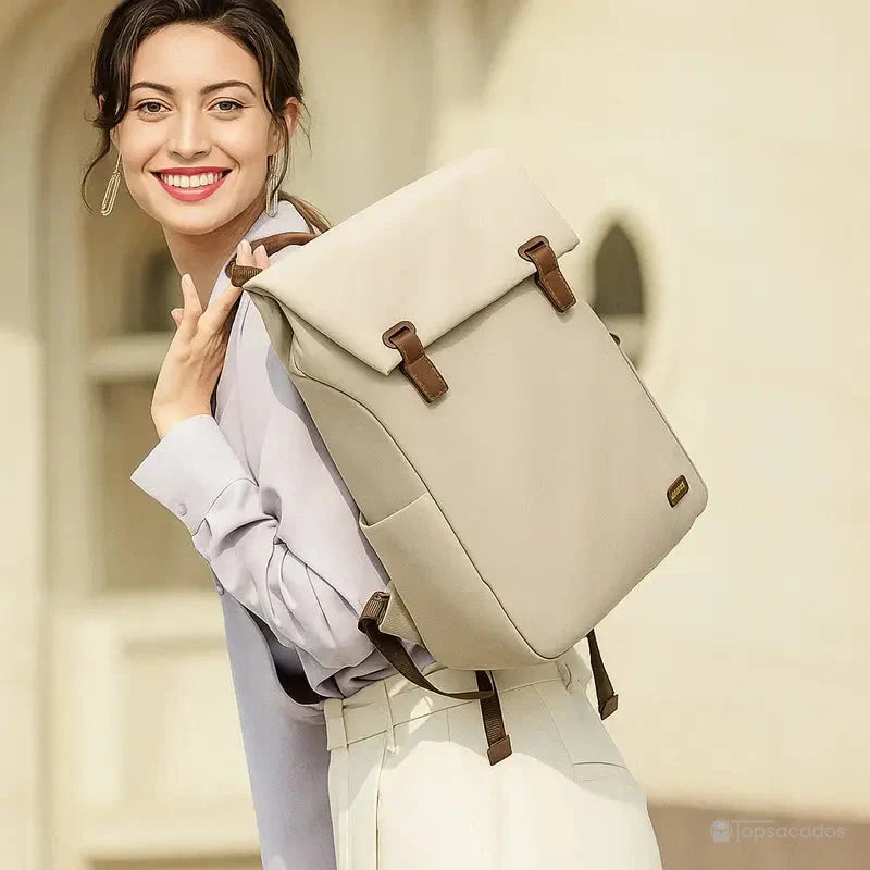 Sac à dos femme antivol porté avec élégance, parfait pour les déplacements urbains