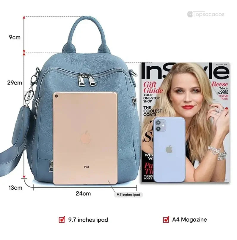 Sac à dos femme chic bleu clair comparé à un iPad et un magazine A4 pour illustrer sa capacité