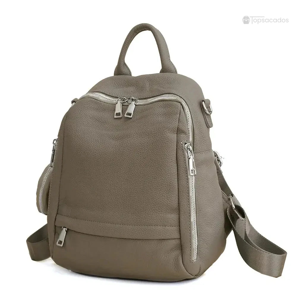 Sac à dos femme chic gris taupe en cuir souple, idéal pour les tenues élégantes et décontractées