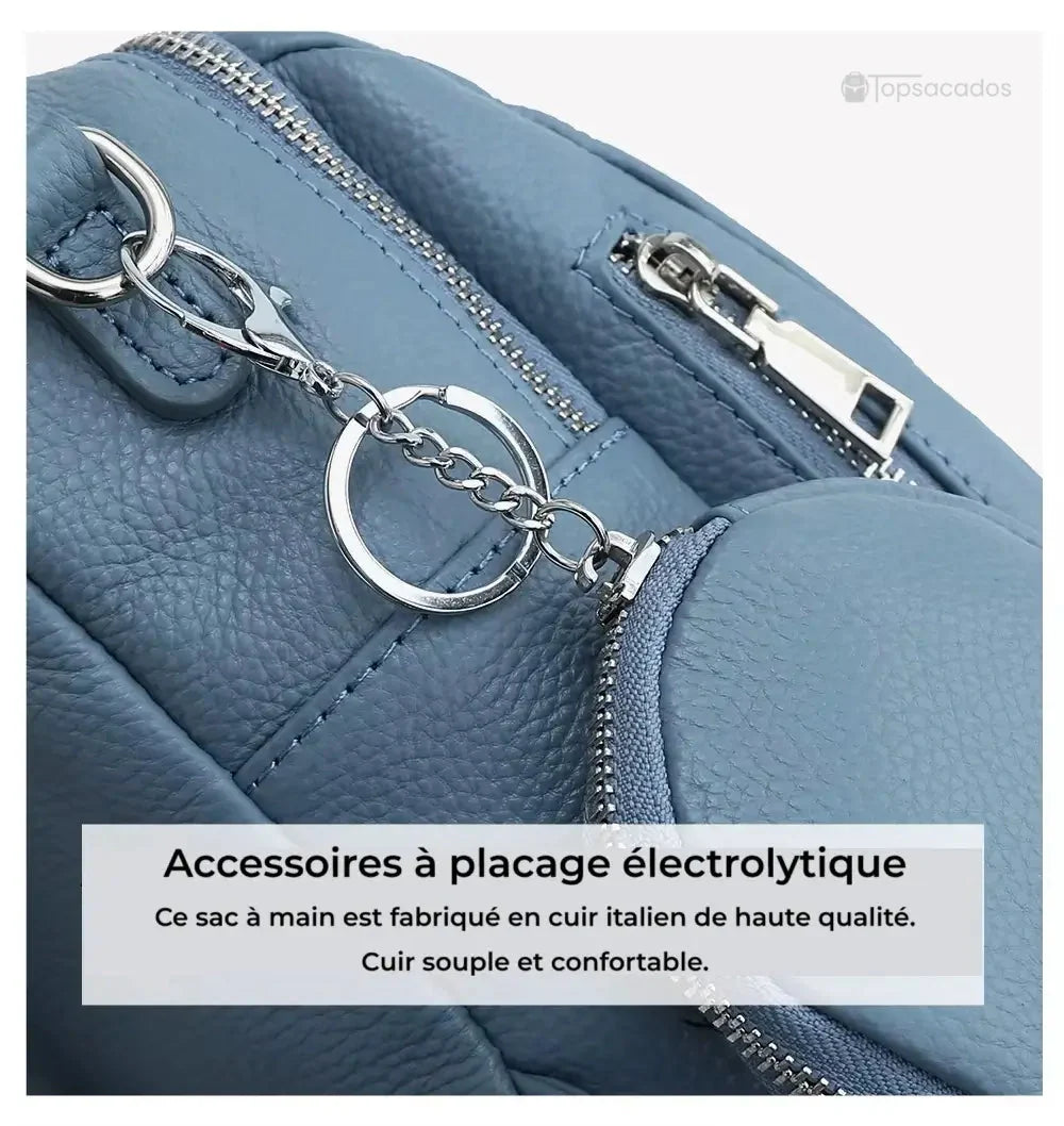 Sac à dos femme chic avec mousqueton et porte-clés argenté sur cuir bleu, détail raffiné et fonctionnel