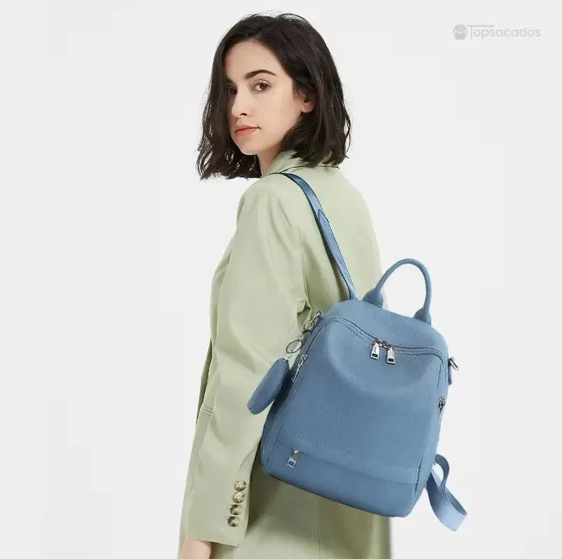 Sac à dos femme chic porté sur le dos par une femme élégante, position naturelle et urbaine
