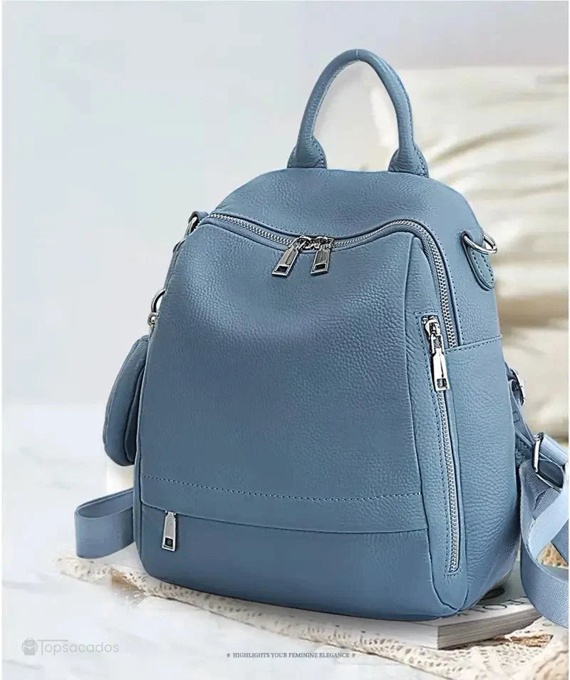 Sac à dos femme chic posé sur lit blanc, ambiance douce et féminine pour un look tendance