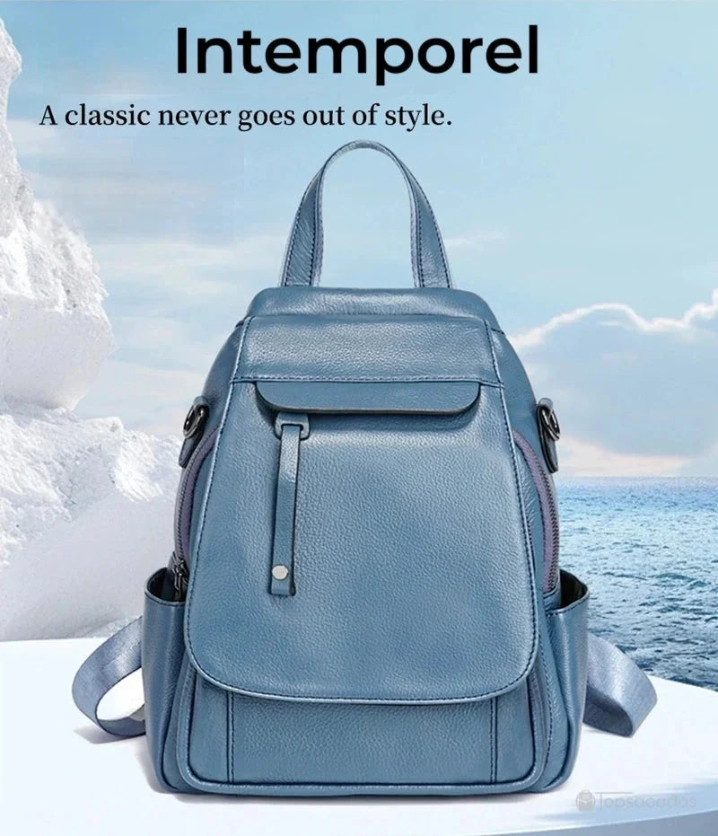 Sac à dos femme élégant bleu clair mis en scène sur fond marin pour une allure intemporelle