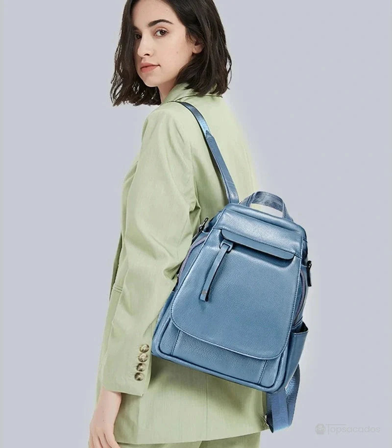 Sac à dos femme élégant bleu clair porté à l'épaule par une femme, parfait pour un look moderne