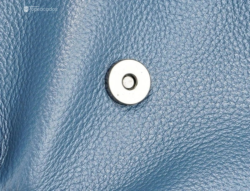 Sac à dos femme élégant zoom sur le cuir bleu véritable avec bouton aimanté pour une fermeture pratique