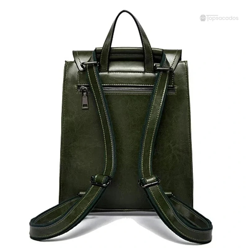 Sac à dos femme en cuir vert vu de dos avec doubles bretelles renforcées, poignée et poche zippée, posé sur fond blanc.